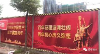 ​看监控发现狗子睡在餐桌上，网友笑喷：感觉沙发在瑟瑟发抖！
